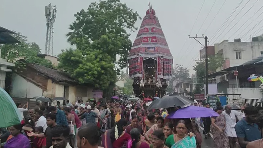 மயிலாடுதுறையில் கனமழையையும் மீறி பரிமல ரெங்கநாதசுவாமி தேரோட்டம் நடைபெற்றது