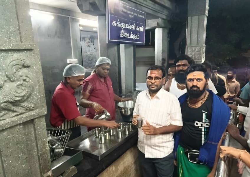 பழனி மலைப் படிப்பாதையில் பக்தர்களுக்கு சுக்கு காபி வழங்கும் கோவில் நிர்வாகம்