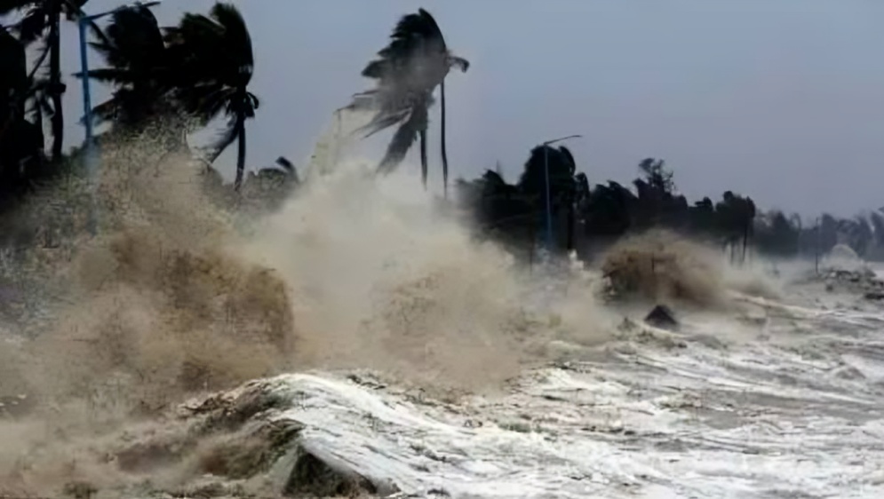 கனமழை: 17 மாவட்டங்களில் பள்ளிகள் மற்றும் சில கல்லூரிகளுக்கு விடுமுறை அறிவிப்பு