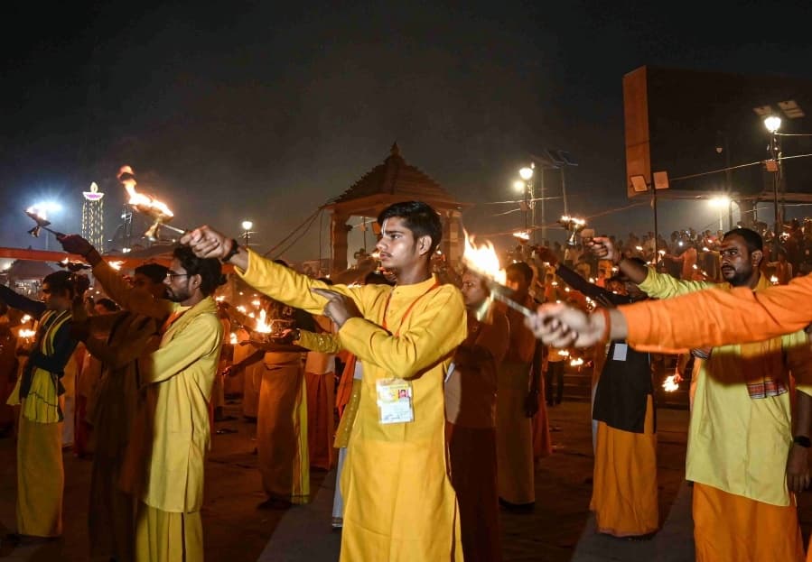 Devotees Gather on Saryu River Bank in Ayodhya to Witness Evening Aarti