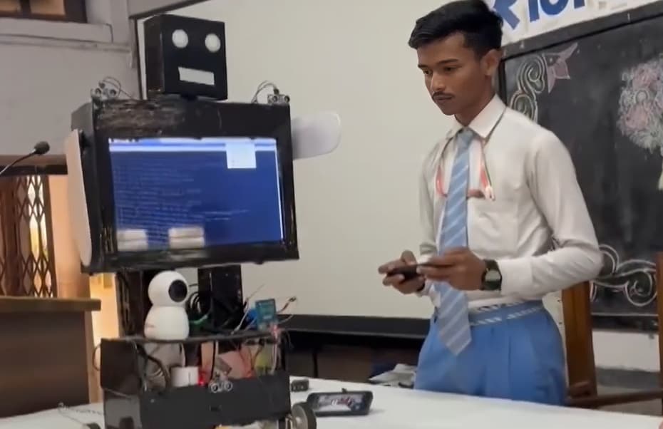School Student in Varanasi Develops Robot Capable of Seeing, Speaking, and Understanding
