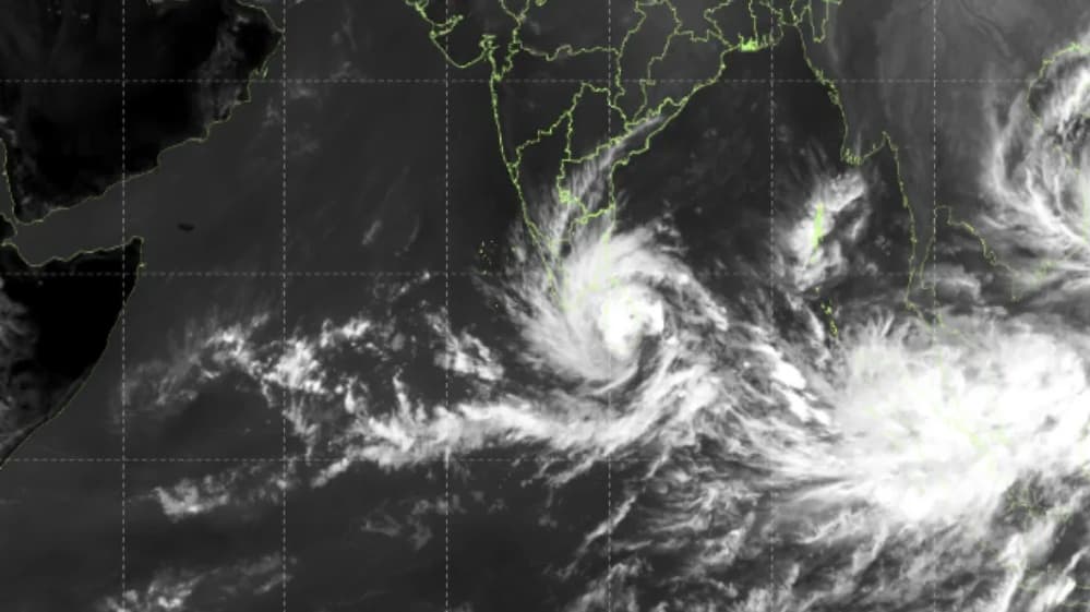 Cyclone Ditwah Causes Turbulent Sea Waves in Coastal Andhra Pradesh