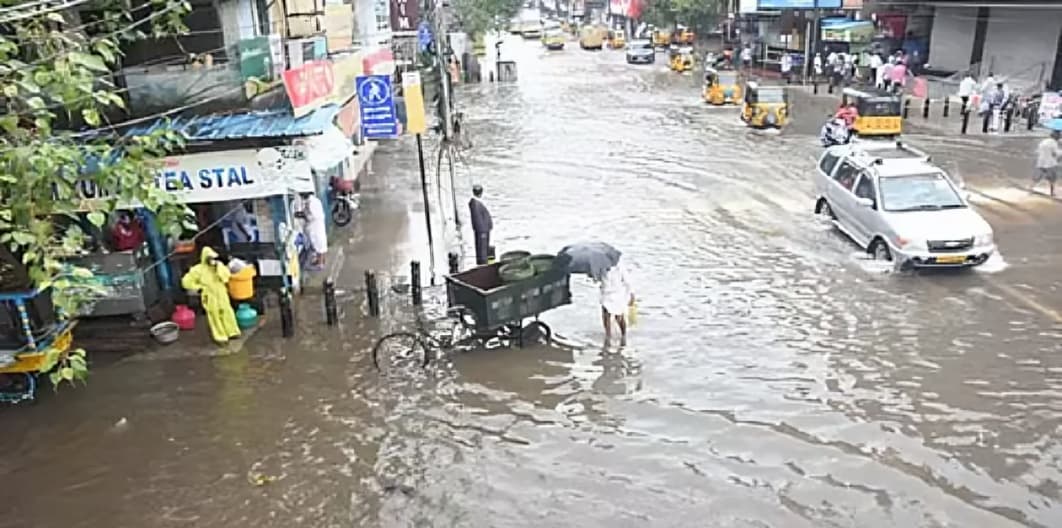 கனமழையால் மதுரவாயலில் கூவம் ஆறு பாலம் மேலே பெருக்கெடுத்து ஓடியது, போக்குவரத்து தடை