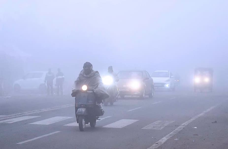 Dense Fog and Freezing Temperatures Disrupt Daily Life in Srinagar