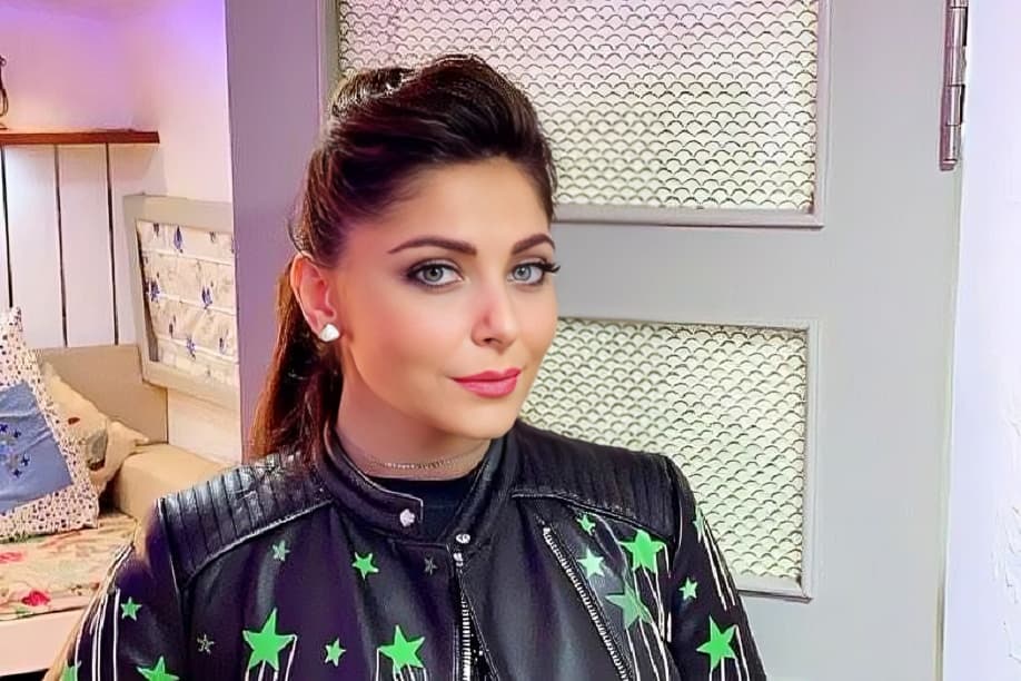 Kanika Kapoor Faces Security Breach as Fan Grabs Her During Concert