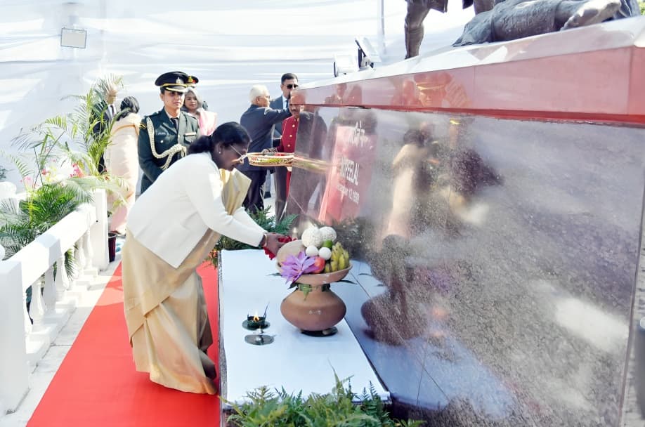 President Droupadi Murmu Pays Tribute at Nupi Lal Memorial in Imphal