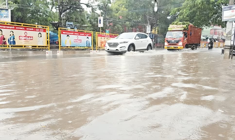 ராமநாதபுரம் மாவட்டத்தில் கனமழை: நகரின் பல பகுதிகளில் தண்ணீர் தேக்கம்