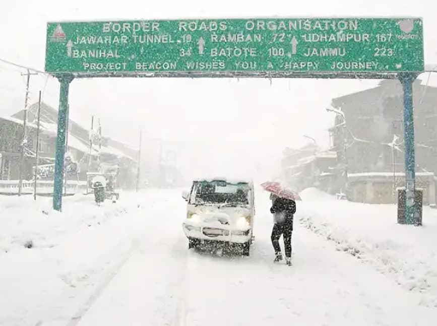 Dry Weather Continues in Jammu and Kashmir Valley, Tourists Await Snowfall