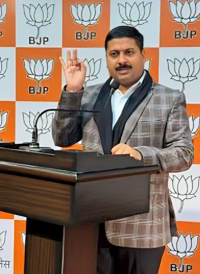 UP Minister Jayveer Singh Condemns Violence Against Minorities in Bangladesh, Calls It ‘Civil War-Like’