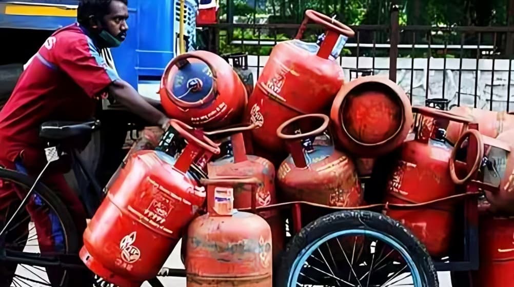 புத்தாண்டு முதல் நாளில் வணிகப் பயன்பாட்டு எலப்பொருள் சிலிண்டர் விலை 110 ரூபாய் உயர்வு