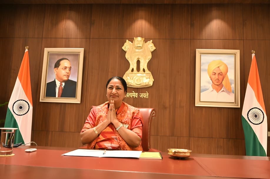 Delhi CM Rekha Gupta Distributes Rs 25.25 Crore Scholarships to 1,709 Students