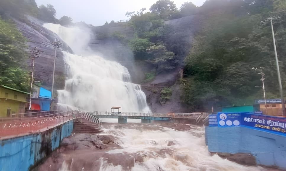 குற்றாலம் நீர்ப்பெருக்கால் மூடப்பட்டது: தென்காசி மாவட்டத்தில் சுற்றுலாப் பயணிகள் அதிர்ச்சி