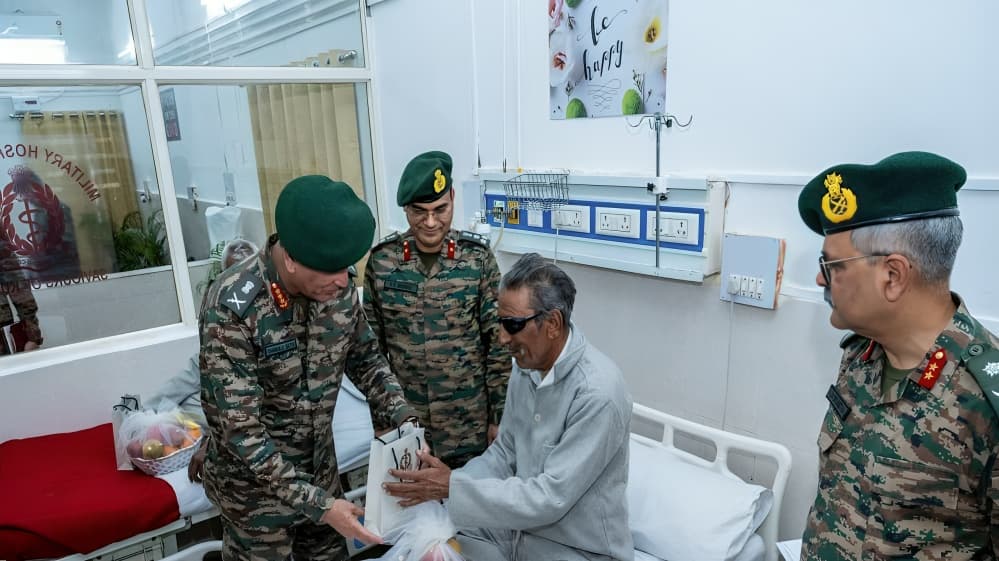 Southern Command Chief Reviews Border Security and Defence Preparedness During Gujarat Visit