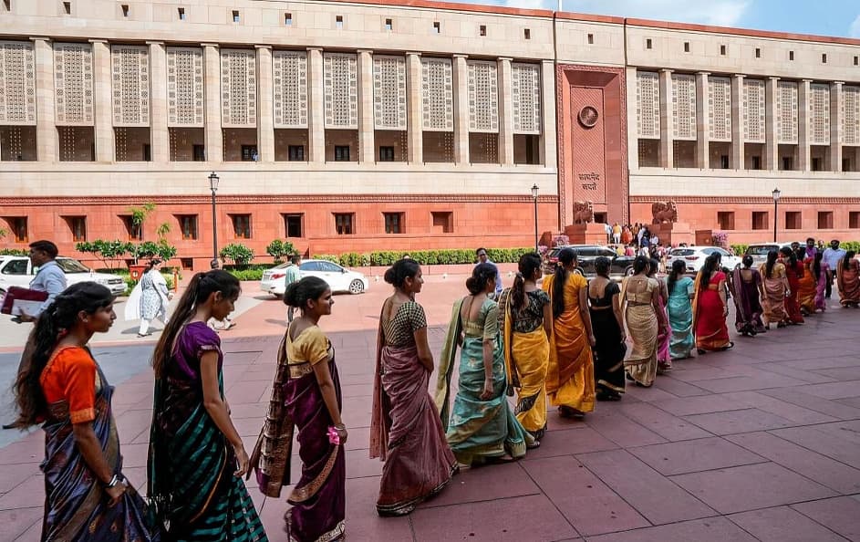 நாடாளுமன்றம் மற்றும் மாநில சட்டமன்றங்களில் பெண்களுக்கு முப்பத்து மூன்று சதவீத இடஒதுக்கீட்டை அமல்படுத்த மத்திய அரசு பரிசீலனை