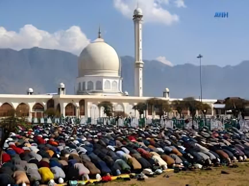 Thousands Offer Alvida Jumma Prayers at Hazratbal Shrine in Srinagar Amid Ramadan Observance