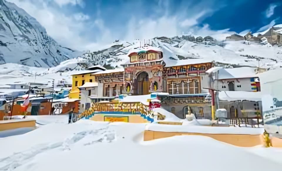 Heavy Snowfall Covers Badrinath Area in Uttarakhand Chamoli District Temperature Drops Sharply