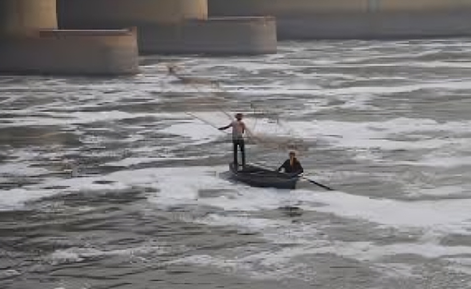 Toxic Foam Covers Yamuna River Near Kalindi Kunj in Delhi