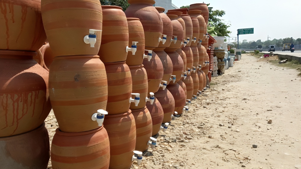 Rising Summer Heat Brings Back Earthen Water Pots to Streets of Bikaner