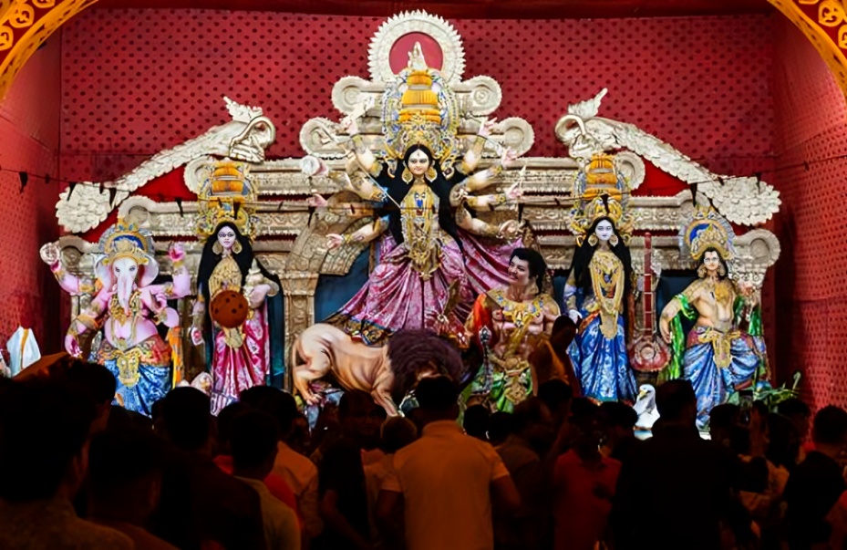 Devotees Gather in Large Numbers at Vindhyachal Dham on Fifth Day of Navratri to Offer Prayers to Go