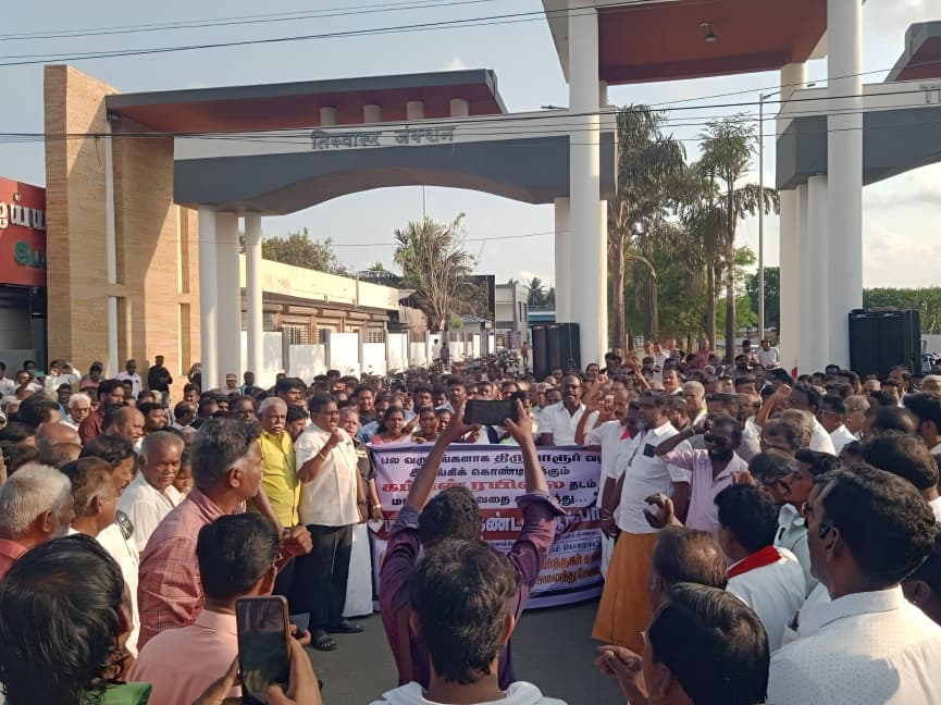 கம்பன் ரயில் சேவை மாற்றத்துக்கு எதிர்ப்பு: திருவாரூரில் திடீர் கடையடைப்பு போராட்டம்