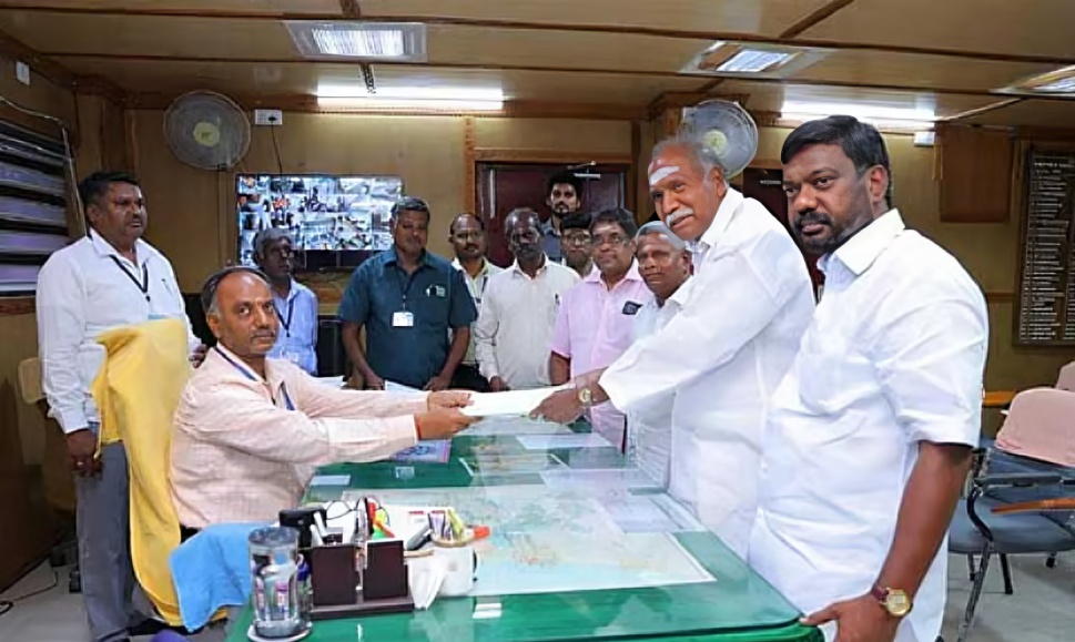 புதுச்சேரியில் வேட்புமனு தாக்கல் நிறைவு நாள்: கடைசி நேரத்தில் குவிந்த வேட்பாளர்களால் பரபரப்பு