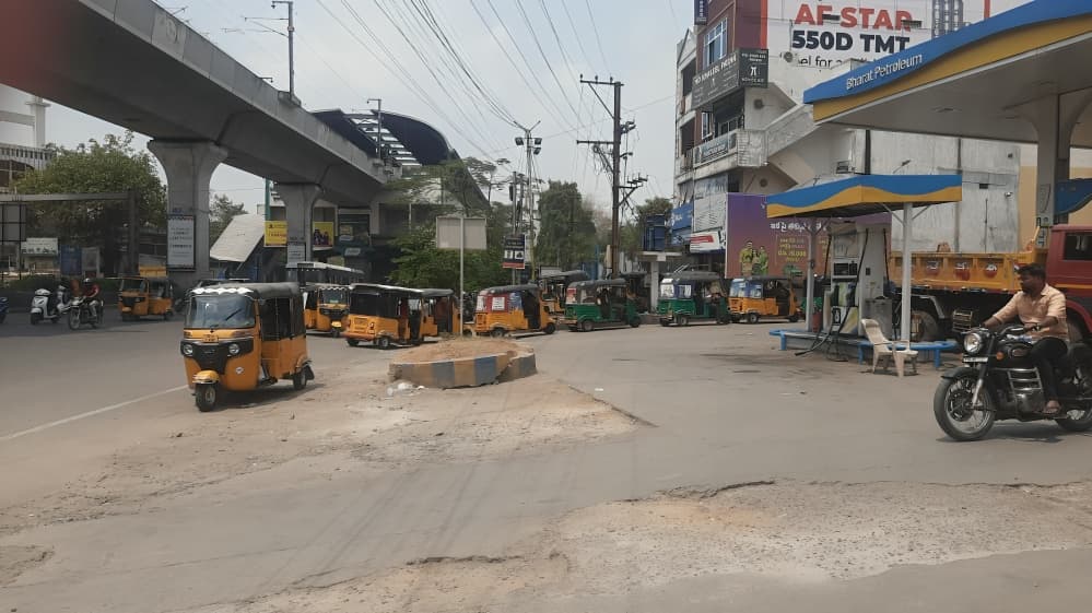 இந்தியாவின் பல பகுதிகளில் பெட்ரோல் தட்டுப்பாடு ஹைதராபாத்தில் வாகன ஓட்டிகள் நீண்ட வரிசையில் காத்திருப்பு
