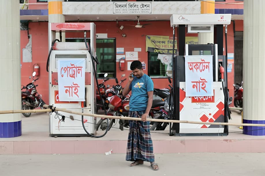 Fuel Shortage in Bangladesh Disrupts River Transport Amid Iran Conflict