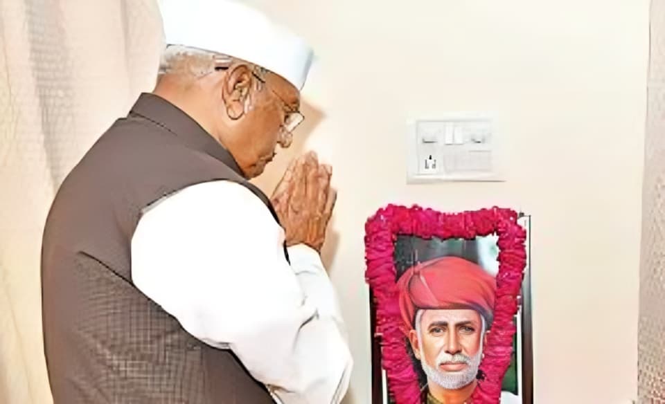PM Modi and Rahul Gandhi Share Brief Interaction in Parliament on Jyotirao Phule Jayanti