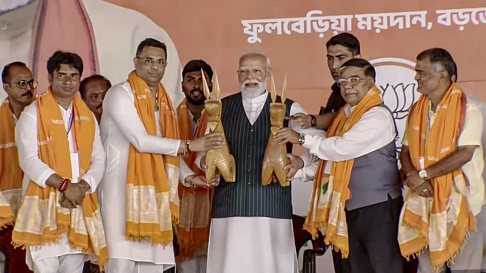 PM Narendra Modi Criticizes TMC and Congress Over Women Reservation Issue in West Bengal Rally