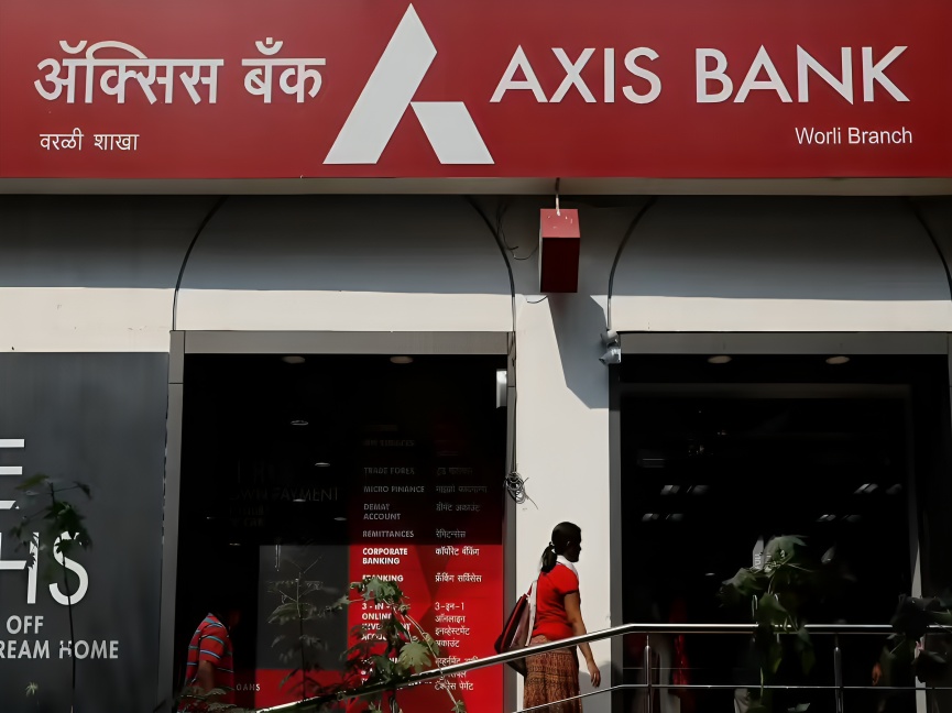 Axis Bank Workforce Declines by 3000 in FY26 Amid Technology Driven Efficiency Push