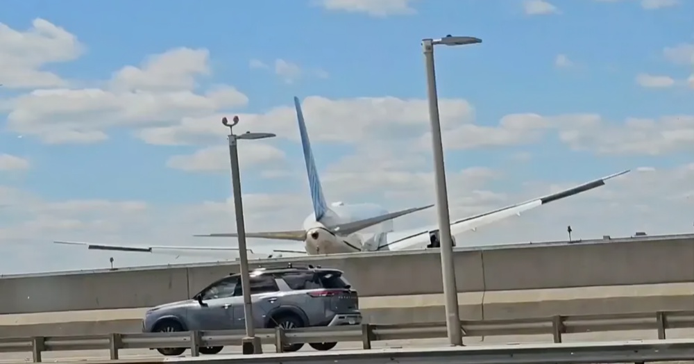 United Airlines Flight Hits Light Pole During Landing at Newark Airport No Injuries Reported