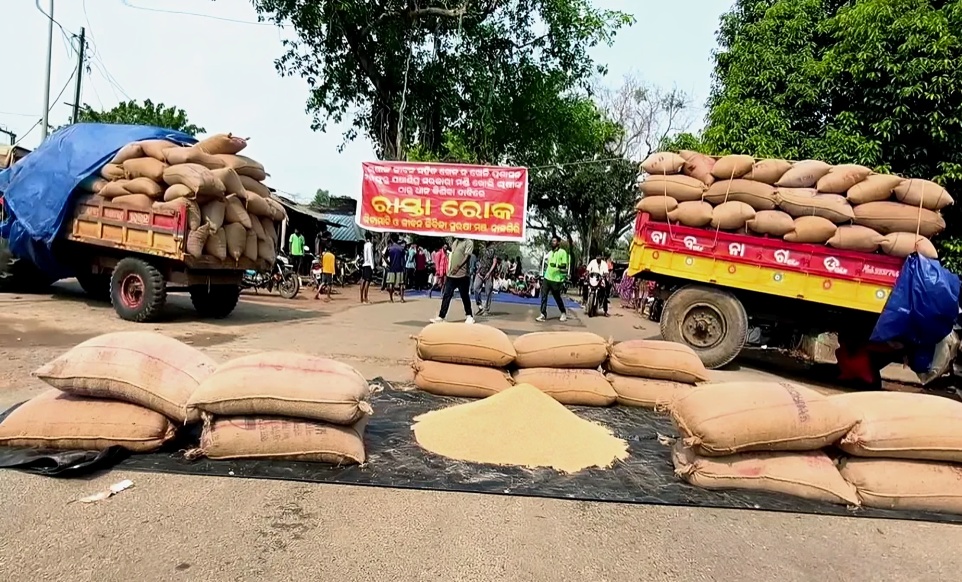 விவசாயிகளுக்கு வழங்க வேண்டிய பணம் பல மாதங்களாக நிலுவை – மார்க்கெட் கமிட்டி அலுவலகம் முன்பு போராட்டம்