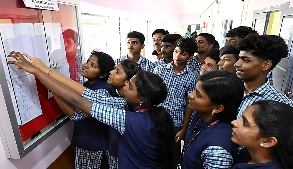 தமிழகத்தில் பிளஸ் 2 பொதுத்தேர்வு முடிவுகள் வெளியீடு
