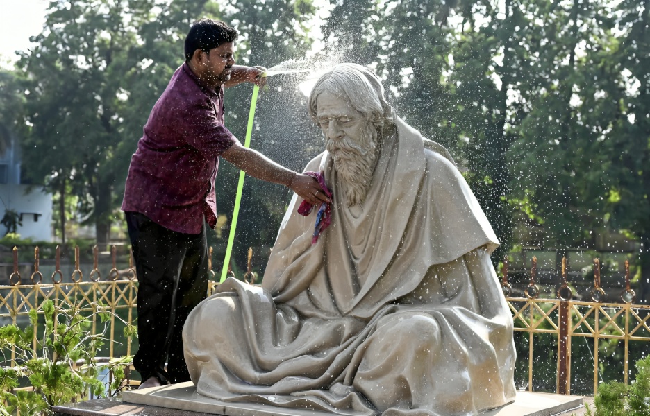 PM Modi Pays Tribute to Rabindranath Tagore on Rabindra Jayanti
