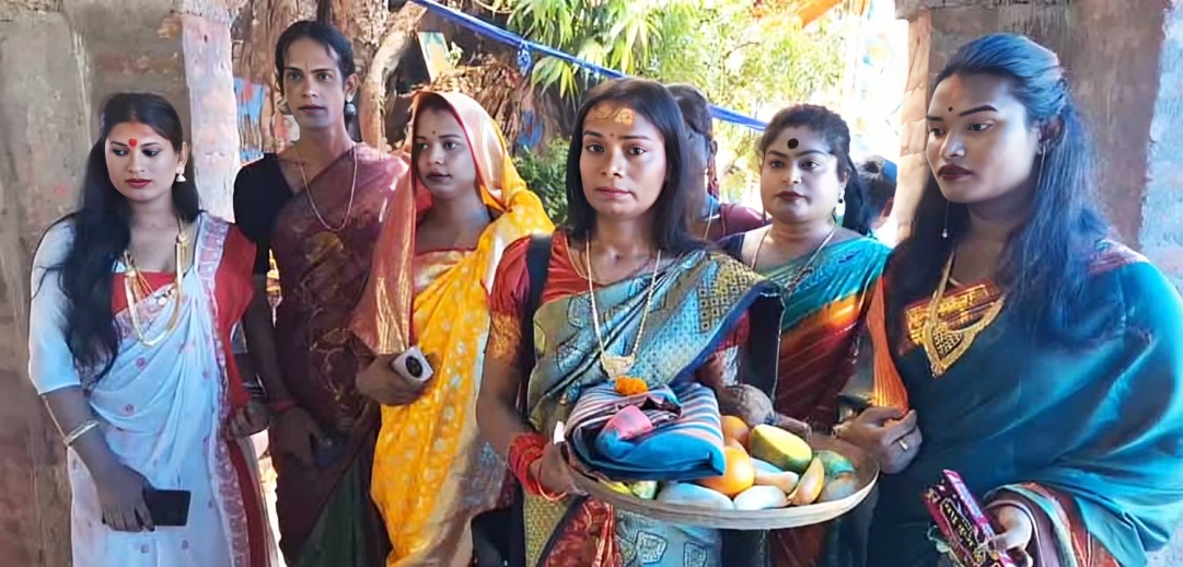 ஒடிசாவில் சாவித்ரி விரதம் கடைபிடித்த திருநங்கை சமூகத்தினர்