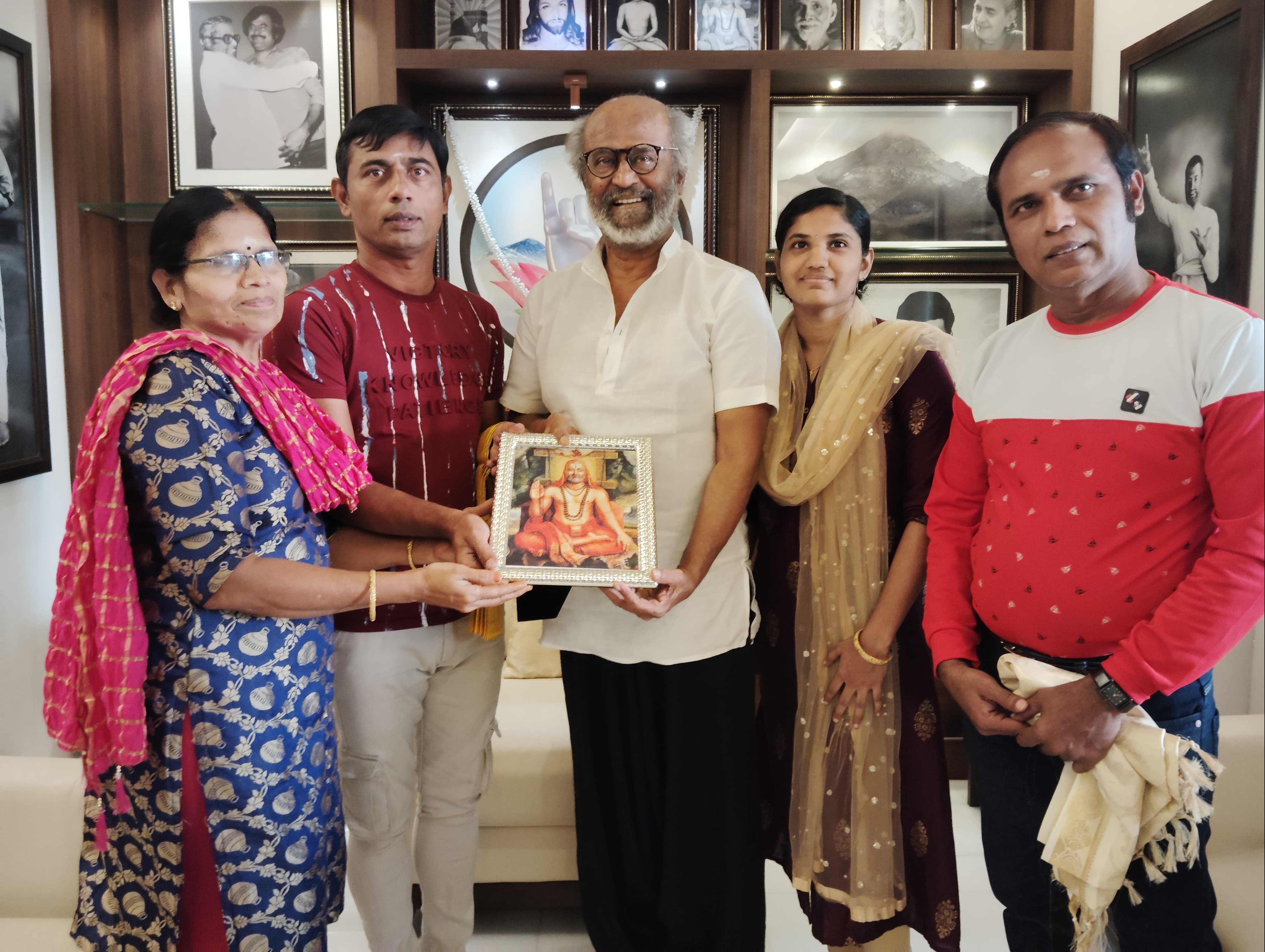 ரசிகருக்கு அளித்த வாக்குறுதியை பிறந்த நாளில் நிறைவேற்றிய ரஜினிகாந்த்