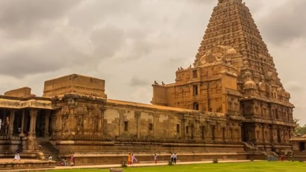 தஞ்சை பெரிய கோவில் அகழி சீரமைப்பு பணி நிறைவு சுற்றுச்சுவர் பணிகளை விரைவில் முடிக்க மாவட்ட நிர்வாகம்