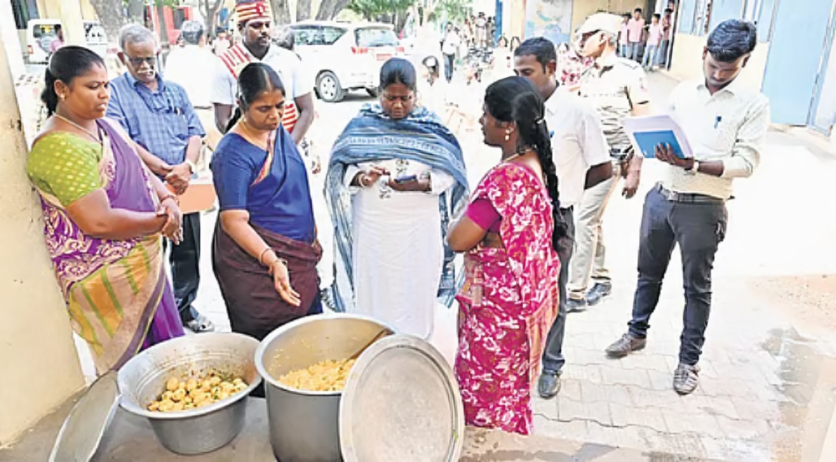 நாமக்கல்லில் பள்ளி மதிய உணவு முட்டைகளின் தரத்தை அரசு அதிகாரிகள் ஆய்வு