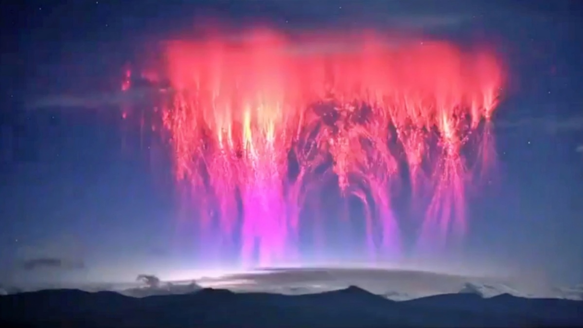 Rare Red Light Phenomenon Observed Above Tibet Thunderstorm Draws Scientific Interest
