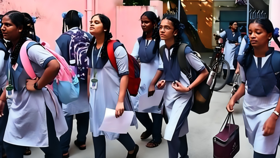 தமிழகத்தில் பள்ளிகள் திறப்பு: புதிய வகுப்புகளுக்கு ஆர்வத்துடன் வந்த மாணவர்கள்