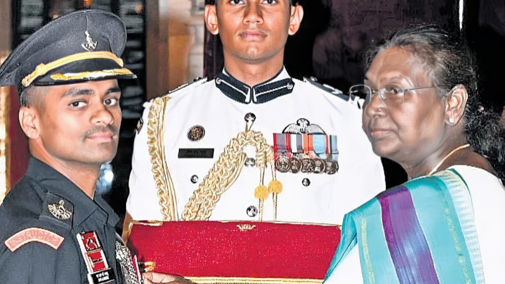 தமிழக வீரர் மீனாட்சி சுந்தரத்துக்கு கீர்த்தி சக்ரா விருது வழங்கி கவுரவித்தார் குடியரசுத் தலைவர்