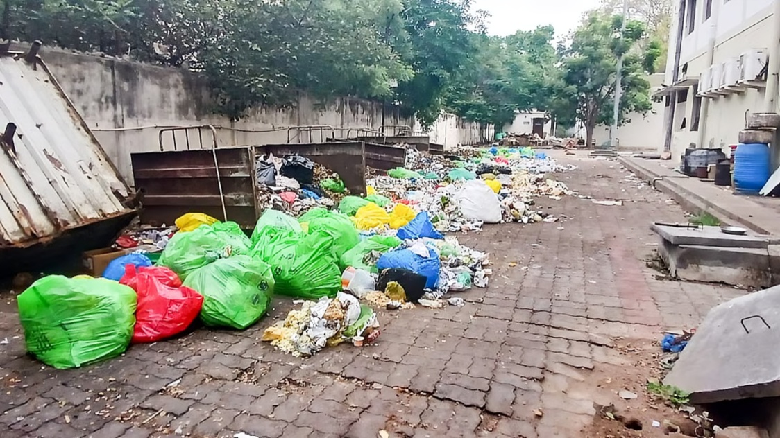திண்டுக்கல் அரசு மருத்துவமனை வளாகத்தில் மருத்துவ கழிவுகள் குவிந்ததால் சுகாதார கவலை