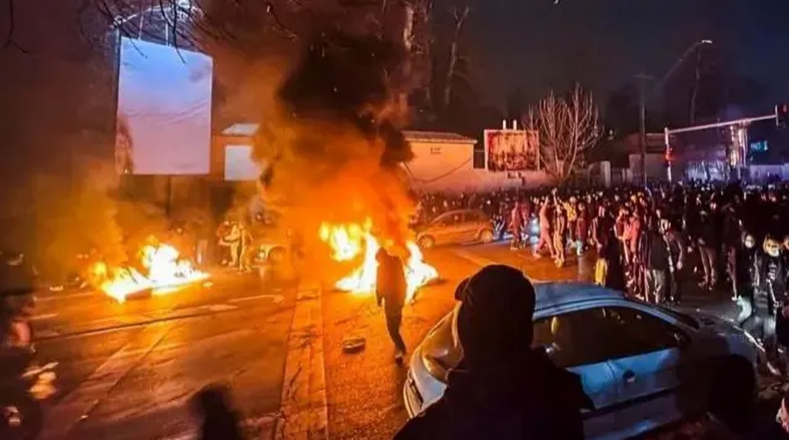 அமெரிக்கா ஈரான் பதற்றம் தீவிரம் இரண்டாவது நாளாக பரஸ்பர தாக்குதல்கள்