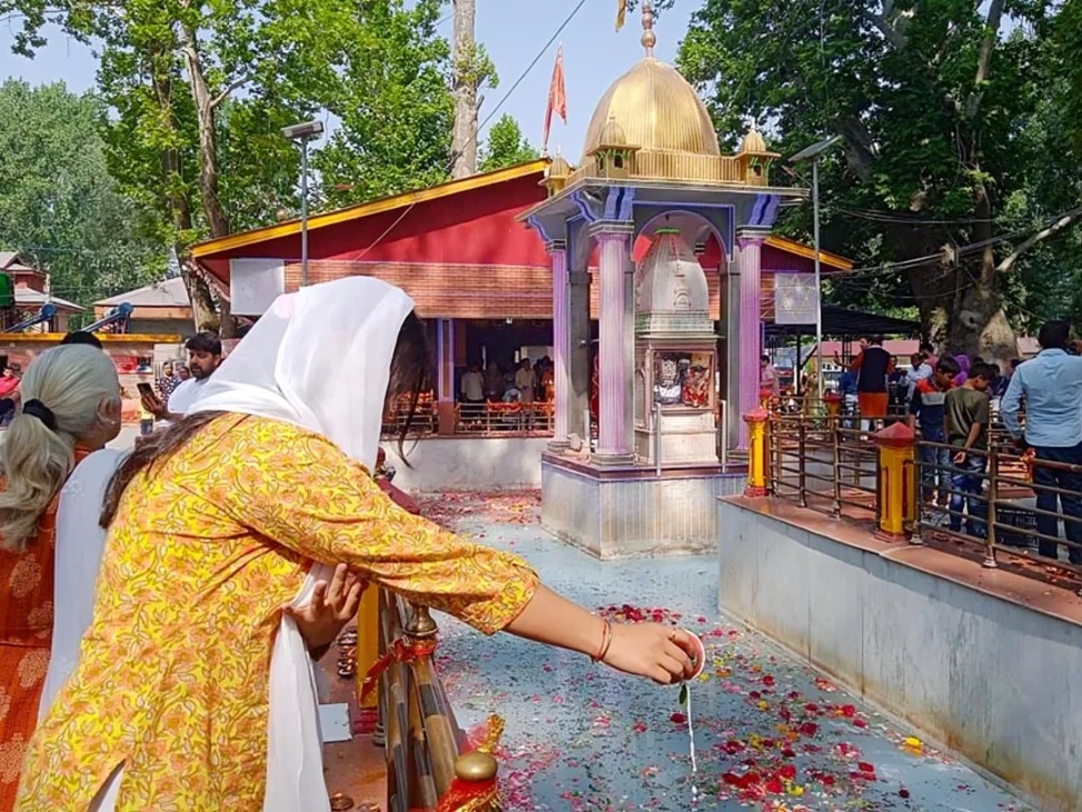 ஜம்மு காஷ்மீரில் ஜ்யேஷ்ட அஷ்டமி விழா மாதா கீர் பவானி கோவிலில் திரண்ட பக்தர்கள்