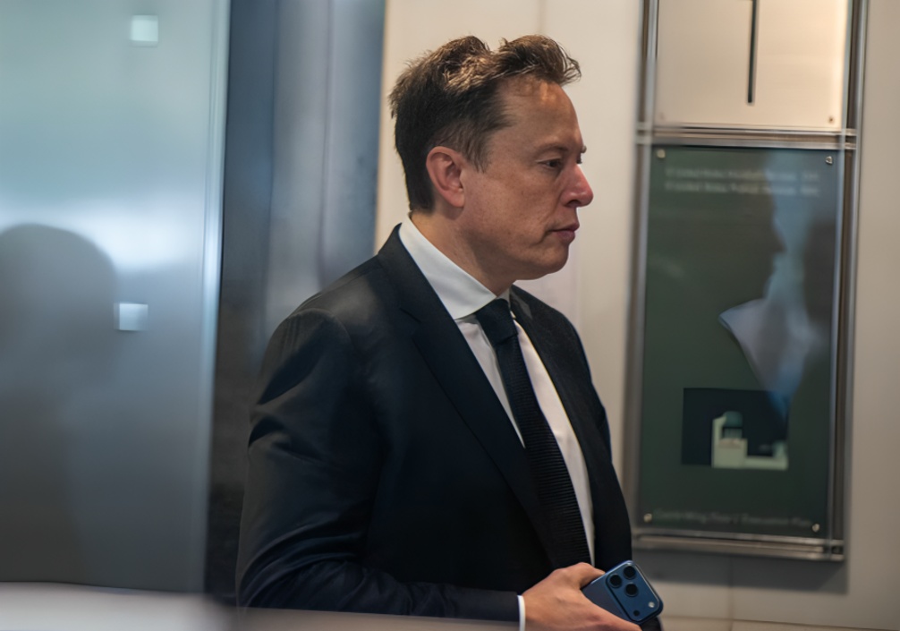Elon Musk Supports Tim Cook's Remarks on Rising AI Chip Demand and Memory Costs