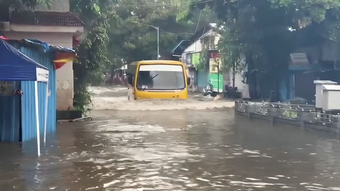 குஜராத் சூரத்தில் கனமழையால் கடும் வெள்ளப்பெருக்கு பல மாவட்டங்களுக்கு ரெட் அலர்ட் எச்சரிக்கை