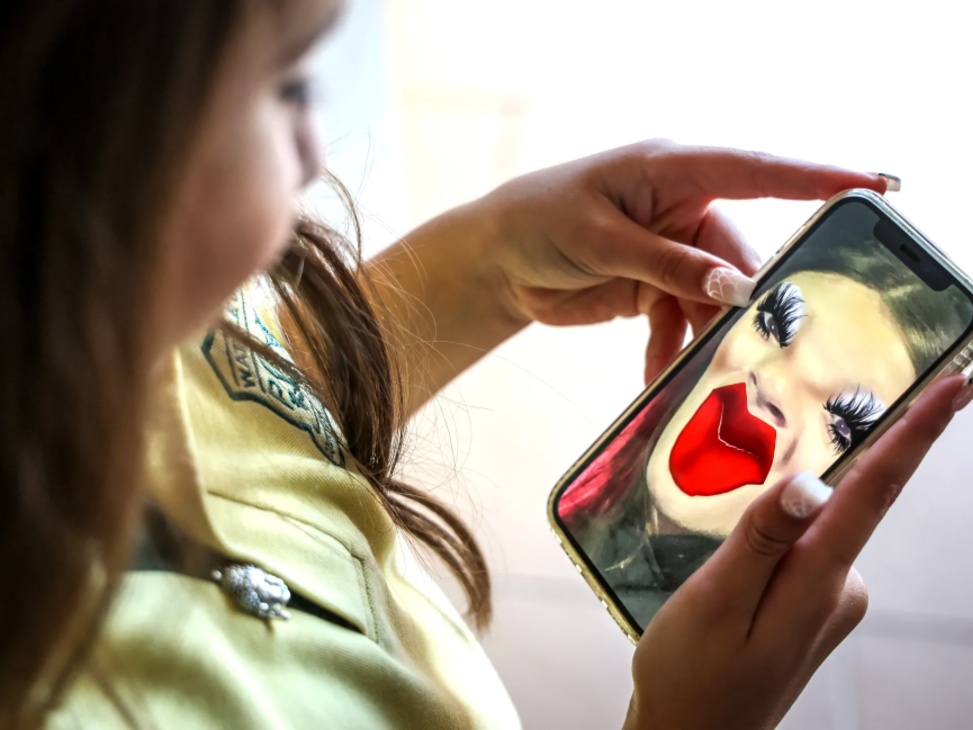 Australia's Under 16 Social Media Restrictions Face Challenges Over Age Verification