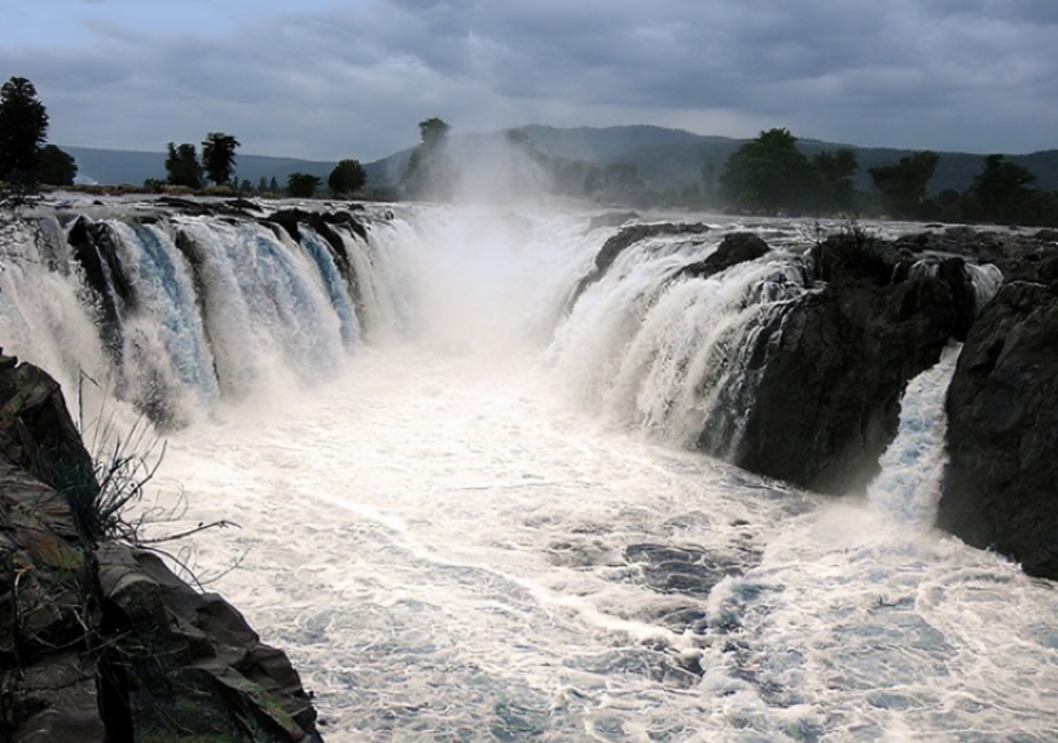 ஒகேனக்கலில் கரைபுரண்டு ஓடும் காவிரி நீர் சுற்றுலாப் பயணிகளை கவரும் கண்கொள்ளாக் காட்சி
