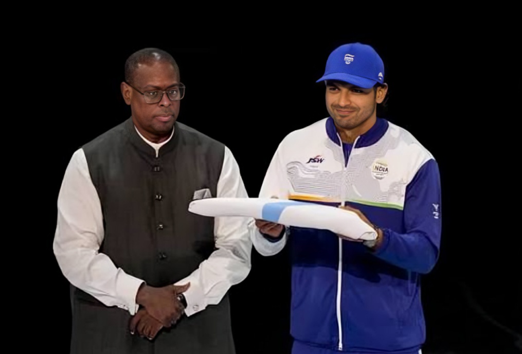 2030 காமன்வெல்த் போட்டிக்கான கொடி மற்றும் செங்கோல் இந்தியாவிடம் ஒப்படைப்பு நீரஜ் சோப்ரா பெற்றுக்கொண்