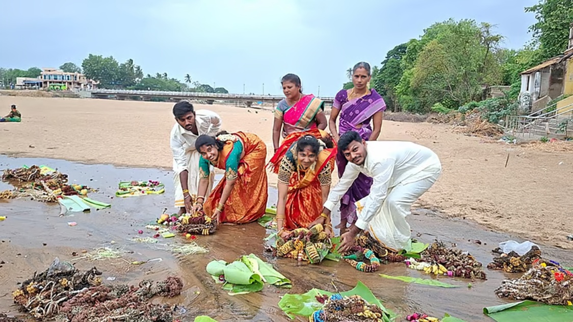 காவிரியில் குறைந்த நீர்வரத்து ஆடிப்பெருக்கு விழாவில் சோகத்தை ஏற்படுத்தியது பக்தர்கள் கவலை